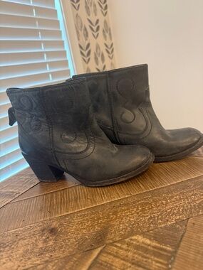 Seychelles Black Leather Ankle Booties with Western Stitching